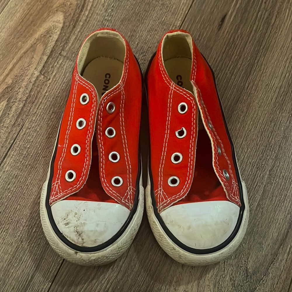 Red kids converse